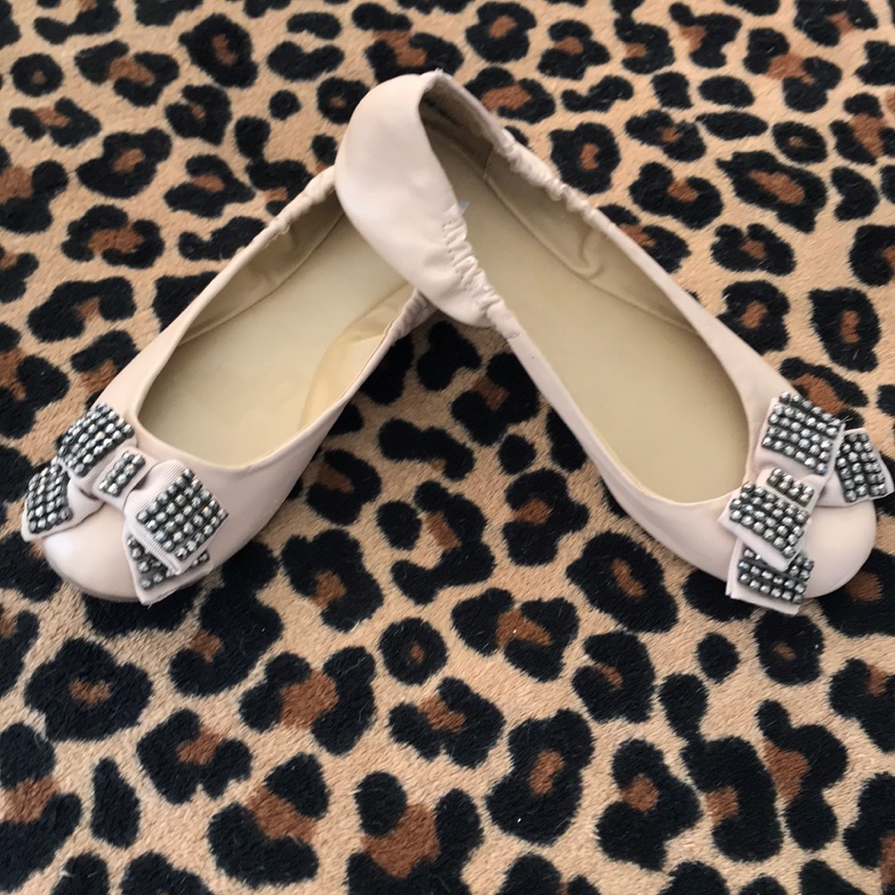 R2 tan flats with decorative detail bow on toe